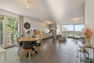 Te koop te Meerbeke: Graag bieden wij dit supergezellig drie-gevel appartement aan op de 1ste verdieping. Het appartement werd als volgt ingediend: inkomhal met berging en toilet, ruime leefruimte met open volledig ingerichte keuken. De nachthal biedt toegang tot 2 slaapkamers waarvan 1 met en suite badkamer. U beschikt over een terras en garage kan optioneel aangekocht worden. Mooi zicht vanuit keuken en living. Veel lichtinval, energiezuinig en elektriciteit conform tot 2035!
Voor meer info of bezoek: contacteer Sophie 0496/71.50.59