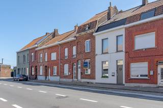 - Ideal location with easy access: Bruggestraat 263, Menen<br />- Bright living room and adjoining kitchen<br />- Sunny garden with terrace<br />- 4 bedrooms<br />- Bathroom with shower/bath and sink<br />- Basement<br />- No renovation obligation (EPC label D, 333 kWh/m²/year, UC: 3907912)<br />- Central heating with gas<br />- Double glazing throughout<br />- Asking price: €165,000