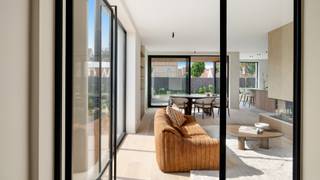 <p>Alleenstaande nieuwbouwvilla uitgerust met alle moderne technieken, 4 slaapkamers en een prachtige tuin, gelegen op wandelafstand van het centrum en en de Zeedijk van Knokke-Heist.<br />Deze recent gebouwde villa is gelegen op de hoek van de Acht-Meilaan tussen Knokke en Duinbergen.<br />Indeling van de woning: ruime inkomhall met afzonderlijk gastentoilet, grote afzonderlijke bureauruimte ideaal voor een vrij beroep en toch eventueel integreerbaar in de ruime lichtrijke leefruimte met eet- en zithoek. Verder is er een open volledig uitgeruste keuken, voorzien van alle nodige toestellen, een ruime berging met alle technieken en voorzieningen en een prachtig zongericht overdekt terras. <br />Op de eerste verdieping zijn er 4 ruime slaapkamers, waarvan de masterbedroom met dressing en badkamer, 2 aparte badkamer voor de 3 andere slaapkamers, een ruime nachthal en een afzonderlijk toilet. <br />Via een vaste trap bereiken we de grote zolderruimte die ook ingericht zou kunnen worden als 2 slaapkamers met sanitair.<br />Deze prachtige nieuwbouwwoning voldoet aan de reglementering EPB en is er vloerverwarming, ventilatie, zonnepanelen e.d. voorzien.<br />Opsplitsing grond- en constructiewaarde!</p>
