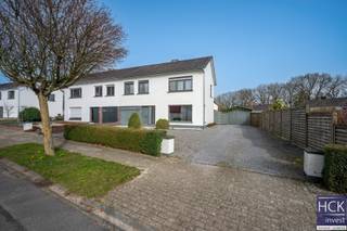 <strong>De ligging</strong><br />Deze woning is <strong>bijzonder goed gelegen</strong>, rustig gelegen vlakbij het  '<strong>Lozerbos</strong>', één van de voornaamste groene longen in het gebied tussen Schelde en Leie. Het <strong>pittoreske dorpje van 'Lozer' </strong>is vlakbij gelegen. U geniet hier van een uitstekende bereikbaarheid (dankzij de vlotte verbinding met zowel de E17 als N60). De buslijn bevindt zich vlakbij.<br /><br /><strong>De woning</strong><br />De woning zelf werd opgericht in 1967 en doorheen de jaren steeds met <strong>zorg onderhouden en vernieuwd</strong>, ondermeer <strong>de badkamer</strong> kreeg een <strong>totaalrenovatie </strong>in 2018 alsmede werden toen ook alle goten vernieuwd aan de woning. Ook de ramen werden vervangen naar PVC en hoogrendementsglas. Op heden dient de woning geüpdatet te worden.<br /><br /><strong>Indeling</strong><br /><span>Gelijkvloers: inkom met trap - woonkamer met zicht op de tuin - afzonderlijke keuken - keukenberging - afzonderlijk toilet - inpandige garage;</span><br /><span>Verdieping 1: nachthal - <strong>4 slaapkamers </strong>- badkamer;</span><br /><span>Verdieping 2: zolder bereikbaar via luik;</span><br /><span>Tuin met terras en diverse tuinhuizen.</span><br /><br /><strong>Kenmerken</strong><br /><span>- oppervlakte perceel: 674 m²</span><br /><span>- bruikbare vloeroppervlakte cf. EPC: 142 m²</span><br /><span>- PVC raamprofielen en HR-glas</span><br /><br /><strong><span>Troeven</span></strong><br /><span>- uitstekende ligging!!<br />- op 100m van Lozerbos!!</span><br /><span>- grote tuin!!</span><br /><span>- 4 slaapkamers!!</span><br /><br /><em>(*) Renovatieplicht van toepassing, een simulatie om de woning energetischer te maken kan opgevraagd worden op kantoor.</em><br /><br />Voor meer informatie of een bezoek ter plaatse, reageer via het contactformulier of stuur naar info@hckinvest.be