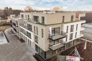 OPENDEURDAG OP WOENSDAG 4 FEBRUARI + ZATERDAG 7 FEBRUARI OP AFSPRAAK. ALLE APPARTEMENTEN ZIJN QUASI WOON- OF VERHUURKLAAR EN MOGELIJK AAN 6% BTW AAN TE KOPEN – U weet en ziet perfect wat u koopt en dit mogelijk aan 6% btw voor eigen bewoning of verhuring (onder voorwaarden). Bekijk alvast 1 van de 3 geheel afgewerkte modelappartementen.<br /><br />Op een strategische locatie in Zandhoven verrijst Residentie VEERTIEN, een nieuwbouwproject dat hedendaagse architectuur, verfijnd wooncomfort en toekomstgerichte technieken moeiteloos samenbrengt. Twee elegante bouwvolumes huisvesten 33 exclusieve appartementen en 1 hoogwaardige commerciële ruimte, verbonden via een ondergrondse parkeerkelder. Wenst u graag een appartement aan de rustige binnenzijde of geniet u liever van wat passage? Residentie 14 heeft het allemaal.<br /><br />De appartementen onderscheiden zich door hun doordachte indeling, mooie lichtinval en aangename oppervlaktes van 71 m² tot 137 m² met ruime terrassen tot 45 m². Van één slaapkamer tot volwaardige gezinsappartementen: elke woonunit is ontworpen met gevoel voor licht, ruimte en kwaliteit. De commerciële ruimte van 252 m² biedt een uitstekende opportuniteit voor een onderneming die past binnen het premium karakter van het project.<br /><br />Technisch staat het project op een uitzonderlijk niveau. Met geothermische warmtepompen, vloerverwarming én -koeling, ventilatie C+, doorgedreven isolatie en zonnepanelen wordt een E-peil tot maximaal E20 bereikt. Dit resulteert in een comfortabel binnenklimaat, opmerkelijk lage energiekosten en een 50% vermindering van de onroerende voorheffing gedurende 5 jaar.<br /><br />Het terrein van 4.722 m² wordt omgevormd tot een stijlvolle en onderhoudsvriendelijke groene omgeving met verfijnde wandelpaden en autostaanplaatsen voorzien van laadpalen. Parkings en bergingen zijn apart aan te kopen. Foto's interieur zijn van verscheidene appartementen in dit project. Contacteer ons voor een zorgvuldige selectie van appartementen volgens uw criteria.