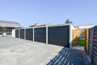 Perfecte investeringseigendom bestaande uit 5 gerenoveerde appartementen en 5 ruime garages.Via de gemeenschappelijke inkomhal bereikt u:Gelijkvloers – APP 1: inkomhal, leefruimte met open keuken, terras en tuin, twee slaapkamers, vernieuwde badkamer, afzonderlijk toilet en berging/wasplaats.Eerste verdieping – APP 2 en APP 3: beide appartementen beschikken over een inkomhal, leefruimte met vernieuwde open keuken, vernieuwde badkamer, afzonderlijk toilet, berging/wasplaats en een gezellig terras.Tweede verdieping – APP 4 en APP 5: twee zeer ruime duplexappartementen met leefruimte, vernieuwde keuken, twee slaapkamers, vernieuwde badkamer, afzonderlijk toilet en een mooi terras.In de verkoop zijn eveneens 5 grote garages met nieuwe sectionale poorten inbegrepen.Alle keukens en badkamers werden vernieuwd. Bovendien beschikken alle appartementen over een gunstig EPC, een conforme elektrische keuring en een asbestveilig attest. De eigendom is onmiddellijk verhuurbaar, zonder renovatiezorgen. Dankzij de zeer lage gemeenschappelijke kosten geniet u bovendien van een aantrekkelijk verhuurrendement.Het volledig dossier met alle attesten en rendement berekening zijn op eenvoudig verzoek per e-mail verkrijgbaar. Bezoek nu vrijblijvend deze zeer interessante beleggingseigendom.