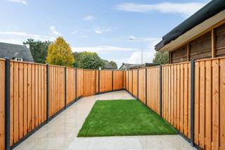 <p><span>Découvrez cette </span><span>maison </span><span>magnifiquement rénovée</span><span> et </span><span>prête à être emménagée </span><span>, idéale pour ceux qui recherchent le confort, l'espace et la qualité. </span></p><p><span>La propriété a été entièrement rénovée avec le souci du détail.</span></p><p><span> </span></p><p><span>Au rez-de-chaussée, vous trouverez un garage intérieur, une première salle de bains moderne équipée d'une douche à l'italienne, des toilettes et des connexions pour la machine à laver et le sèche-linge. </span></p><p><span>En outre, il y a une chambre spacieuse et à l'arrière une pièce de stockage, qui pourrait être parfaitement convertie en une kitchenette supplémentaire ou une pièce de loisirs. </span></p><p><span>De là, vous avez accès au jardin magnifiquement aménagé </span><span>avec une entrée arrière pratique</span><span> , idéale pour les familles ou ceux qui aiment passer du temps à l'extérieur.</span></p><p><span> </span></p><p><span>Le hall d'escalier mène au premier étage, où le salon confortable attire immédiatement l'attention grâce à l'élégante porte industrielle en verre. </span></p><p><span>A côté se trouve une agréable terrasse de 6,5 m², parfaite pour profiter du soleil. </span></p><p><span>La cuisine est équipée de tous les appareils nécessaires, et il y a également des toilettes séparées pour les invités.</span></p><p><span> </span></p><p><span>Au deuxième étage se trouvent </span><span>deux chambres de taille normale </span><span>et une deuxième salle de bains, également décorées avec goût. </span></p><p><span> </span></p><p><span>Cette propriété est très économe en énergie avec un label EPC B, et l'électricité est conforme à l'acte.</span></p><p><span> </span></p><p><span>En résumé : une maison prête à être emménagée, économe en énergie, avec un agencement spacieux, des finitions de qualité et un emplacement pratique. Prête à vous accueillir !</span></p><p><span>Contactez-nous pour une visite au 015 200 999 ou via info@vastgoedplus.be</span></p>