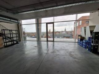 Recente commerciële units te huur, gelegen nabij ‘Albert Heijn’ in de gekende GINDERALE site. Dit betreft UNIT A.Specificaties:o+/- 100 m² +...