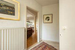<p><span>Ruim hoekappartement met 2 slaapkamers en 2 terrassen</span></p><p><span>Welkom in dit ruime en uitstekend onderhouden appartement, gelegen op een gegeerde locatie aan de Liersesteenweg in Mortsel. Dankzij de hoekligging geniet het appartement van een uitzonderlijke lichtinval, een aangenaam open zicht en een ruim terras waar het heerlijk vertoeven is.</span></p><h3><span>Indeling:</span></h3><p><span>Via de inkomhal betreedt u de ruime leefruimte met grote raampartijen die zorgen voor een overvloed aan natuurlijk licht. De woonkamer sluit naadloos aan op de eetkamer en de halfopen keuken, wat resulteert in een aangenaam en open woongevoel. De keuken beschikt over voldoende werk- en opbergruimte en biedt rechtstreeks contact met de leefruimte en het terras. Verder beschikt het appartement over 2 slaapkamers, een verzorgde badkamer met douche en lavabo + toilet, een apart gastentoilet en praktische bergruimte. De aanwezige inbouwkasten zorgen bovendien voor extra comfort en opbergmogelijkheden.</span></p><h3><span>Buitenruimte:</span></h3><h3><span>Het absolute paradepaardje van dit appartement zijn zonder twijfel de twee terrassen. Het ruime hoofdterras geniet van een gunstige oriëntatie, veel privacy en een aangenaam groen uitzicht. Een ideale plek om te ontspannen of gezellig te tafelen met familie en vrienden. Het tweede terras vormt een praktische extra buitenruimte en biedt bijkomend comfort. </span></h3><h3><span> </span></h3><h3><span>Troeven:</span></h3><ul><li><span>Lift aanwezig in het gebouw </span></li><li><span>EPC-label B</span></li><li><span>Conforme elektrische installatie </span></li><li><span>Ruim en zonnig terras </span></li><li><span>Grote raampartijen met veel natuurlijke lichtinval </span></li><li><span>Praktische kelderberging </span></li><li><span>Instapklaar en uitstekend onderhouden </span></li></ul><p><span> </span></p><p><span>De </span><span>gemeenschappelijke kosten </span><span>bedragen momenteel ca. 120 euro/maand en omvatten onder meer de syndicus, blokpolis, lift, gemeenschappelijke elektriciteit, onderhoud van de gemeenschappelijke delen en een provisie voor water. </span></p><h3><span>Ligging:</span></h3><p><span>Het appartement bevindt zich op een centrale locatie in Mortsel, vlakbij winkels, scholen, openbaar vervoer en recreatie mogelijkheden. Dankzij de vlotte verbinding naar Antwerpen en de omliggende gemeenten combineert deze woonst ruimte, comfort en bereikbaarheid.</span></p><h3><span>Contact:</span></h3><h3><span>Vrijblijvend advies met gratis schatting van uw woning? </span></h3><h3><span>Neem gerust contact met ons op. </span></h3><h3><span>------------------------------------------------------------------------------------------------------------- </span></h3><h3><span>Robin Van den Bergh </span></h3><h3><span>robin@home4you.be </span></h3><h3><span>+32 468 23 19 79 </span></h3><h3><span>7/7 bereikbaar </span></h3><p><span> </span></p>