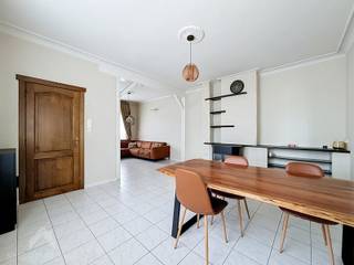 <p>Deze woning biedt een goede basis voor wie op zoek is naar een woning die verder naar eigen smaak kan worden opgefrist. Het dak werd volledig vernieuwd. De woning zelf kan nog wat liefde en opfrissing gebruiken.</p>
<p>Op het gelijkvloers bevinden zich een leefruimte met zit- en eetgedeelte, een praktische keuken, badkamer en apart toilet. Op de verdieping zijn er 2 ruime slaapkamers en een geïsoleerde zolder die extra bergruimte biedt. Daarnaast beschikt de woning over een kelder.</p>
<p>De buitenruimte omvat een ruim terras van 40 m², een zuidwestgerichte tuin en een veranda. Verder zijn er een garage en maar liefst 6 parkeerplaatsen.</p>
Extra troeven:<br /><br />
<ul>
<li>Dak volledig vernieuwd in 2026</li>
<li>Terras van 40 m²</li>
<li>Zuidwestgerichte tuin</li>
<li>Veranda</li>
<li>Garage</li>
<li>6 parkeerplaatsen</li>
<li>Geïsoleerde zolder</li>
<li>Kelder</li>
<li>Woning met verdere renovatiemogelijkheden (ZONDER RENOVATIEPLICHT)</li>
</ul>
<p>Een interessante woning voor wie zelf wil renoveren en naar eigen smaak wil inrichten.<br /><br />Deze woning is te koop ZONDER makelaar via het concept van Smart Houses. Wenst u verdere inlichtingen of een bezoek? Contacteer rechtstreeks de eigenaar via +32486668360</p>