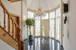 In het prachtige Maaseik staat een schitterend landhuis te koop. Deze open bebouwing uit 2001 is gelegen op een ruim perceel van 917 vierkante meter en biedt een bewoonbare oppervlakte van maar liefst 315 vierkante meter. De EPC-waarde van deze woning bedraagt 194 kWh, wat resulteert in een energielabel B. De woning is uitgerust met 18 zonnepanelen.<br /><br />Het landhuis beschikt over een riante tuin met een zuidelijke oriëntatie, waardoor u de hele dag van de zon kunt genieten. Daarnaast is er ook een garage aanwezig, maar liefst voor 4 wagens, waardoor er voldoende parkeergelegenheid is voor meerdere voertuigen.<br /><br />De woning zelf is zeer ruim en voorzien van alle comfort. De indeling is zeer praktisch en biedt veel mogelijkheden. De woning is uitgerust met degelijke, mooie en duurzame materialen. De grote ramen zorgen voor veel natuurlijk lichtinval en een prachtig uitzicht op de tuin.<br /><br />Dit landhuis is ideaal voor wie op zoek is naar rust en ruimte, maar toch dicht bij alle voorzieningen wil wonen. Maaseik biedt een gezellig stadscentrum met tal van winkels, restaurants en scholen. Daarnaast is de ligging ook ideaal voor wie graag in de natuur vertoeft, met verschillende wandel- en fietsroutes in de omgeving.<br /><br />Kortom, dit landhuis in Maaseik is een unieke kans voor wie op zoek is naar een ruime woning met veel mogelijkheden, een prachtige tuin en een ideale ligging.<br /><br />Voor verdere informatie mag je Danny bellen op 0471/100 069 of mailen naar danny@limburgsvastgoed.be