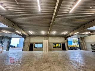 Nieuwbouw kmo-unit van 333 m² met 5 privatieve parkeerplaatsen te huur, gelegen op de Genkersteenweg 311, 3500 Hasselt. Deze moderne en...