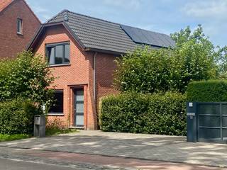 Charmante, instapklare woning gelegen te centrum Zoersel, op wandelafstand van scholen, winkels, openbaar vervoer en het prachtige Zoerselbos...