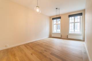Instapklaar appartement van 88 m² met twee slaapkamers, op de eerste verdieping in het centrum van Antwerpen. Plafonds van 3,70 meter en grote ramen aan de straatkant.

Je komt binnen in de leefruimte, vooraan aan de straat: ruim 40 m² met de riante ramen en het plafond van 3.70 meter hoogte. Hierdoor valt er veel licht binnen. De keuken kan je apart vinden, maar heeft een gezelligheid die je enkel in originele oude panden vond.

De twee slaapkamers liggen aan de achterkant, weg van de straat, samen met de badkamer en een apart toilet. De elektriciteit is vernieuwd en het parket is opgeschuurd.
Verwarming op gas.

De Lange Nieuwstraat is levendig en centraal, je hebt de stad aan je deur. Toch blijft de straat heel rustig in de avond en nacht. 

Een garage is apart te koop, op 250 meter wandelen.We verkopen zonder makelaar, dus je praat rechtstreeks met de eigenaar.

Rechtstreekse kijkdagen in te boeken: https://xatilux.com/te-koop/lange-nieuwstraat-41/