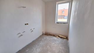 <strong>Appartement 0.04 – Comfortabel gelijkvloers wonen met tuin in Klaverstuk 24</strong><br /><br />Welkom in <strong>appartement 0.04</strong>, een smaakvol en instapklaar appartement in het moderne nieuwbouwproject <strong>Klaverstuk 24</strong> te Zedelgem.<br />Met een slimme indeling, twee badkamers en een gezellige tuin biedt dit appartement alles wat u zoekt in uw nieuwe thuis.
<h4><strong>Kenmerken van appartement 0.04</strong></h4>

<ul>
	<li>* Bewoonbare oppervlakte: 91 m²</li>
	<li>* Inkomhal met vestiaire en apart gastentoilet.</li>
	<li>* 2 comfortabele slaapkamers, ideaal voor gezinnen, koppels of als logeer- en werkruimte.</li>
	<li>* 2 badkamers: één met meubel en douche, en één met meubel en bad voor extra luxe.</li>
	<li>* Lichtrijke leefruimte met grote ramen en een moderne open keuken.</li>
	<li>* Handige wasplaats voor extra opbergruimte.</li>
	<li>* Gezellig terras van 10 m² en een aangelegde tuin van 45 m², perfect om te ontspannen.</li>
	<li>* Inclusief ondergrondse parkeerplaats en fietsenberging.</li>
</ul>

<h4><strong>Hoogwaardige afwerking en energiezuinig</strong></h4>
Dit appartement is volledig instapklaar en uitgerust met:

<ul>
	<li>* Vloerverwarming voor optimaal comfort.</li>
	<li>* Warmtepomp en zonnepanelen voor een duurzame en energiezuinige woning.</li>
	<li>* Een E-peil van 30, waardoor u geniet van vrijstelling op de onroerende voorheffing.</li>
</ul>

<h4><strong>Wonen in het groene Zedelgem</strong></h4>
Klaverstuk 24 biedt u een rustige en groene woonomgeving met vlotte verbindingen naar het centrum van Zedelgem en omliggende steden zoals Brugge. Alle voorzieningen zijn binnen handbereik.<br /><br />Met zijn comfortabele indeling en buitenruimte is appartement 0.04 een perfecte plek om te wonen en te genieten.<br /><strong>Contacteer ons vandaag nog voor meer informatie of een bezoek.</strong><br /><br />Uw nieuwe thuis wacht op u!<br /><br /><strong>051 21 11 11 of matias@imfiro.be</strong>