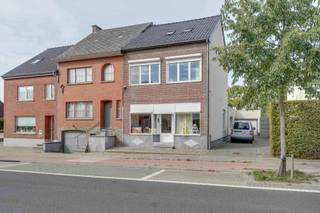 <p>Bienvenue à Sint-Lambrechts-Herk, une section paisible et verdoyante de Hasselt où il fait bon vivre. Situé au 541 Chaussée de Saint-Trond, vous profitez d’un emplacement idéal : à proximité du centre de Hasselt, avec des liaisons aisées vers Saint-Trond, l’E313 et les villages environnants. Commerces, écoles, transports en commun et loisirs se trouvent tous à proximité.</p>
<p>Cette spacieuse maison semi-mitoyenne combine vie privée et activité professionnelle de manière pratique. La façade avant comporte encore une vitrine de l’ancienne fonction commerciale – idéale pour ceux qui souhaitent exercer une activité indépendante, un cabinet ou un bureau à domicile.</p>
<p>À l’intérieur, la maison offre un agencement fonctionnel avec trois grandes chambres, dont une au rez-de-chaussée et une au deuxième étage, accessible par un escalier fixe. La propriété dispose également d’un grand garage actuellement utilisé comme buanderie et espace de rangement supplémentaire. À l’arrière, un espace extérieur couvert constitue un coin agréable pour profiter du jardin toute l’année. Le petit jardin facile à entretenir complète parfaitement l’ensemble.</p>
<p>La maison est chauffée au mazout et est soumise à l’obligation de rénovation énergétique. L’acquéreur doit atteindre au minimum le label énergétique D dans les cinq ans suivant l’achat. Nous nous ferons un plaisir de vous conseiller et de vous donner des astuces pour y parvenir.</p>
<p>Vous cherchez une maison abordable avec du potentiel ? Alors ce bien mérite assurément une visite.</p>
<p>Plus d’informations ou envie de planifier une visite ?<br />Contactez Sabine de Living Stone via<br />📧 sabine.janssens@living-stone.be<span></span> ou ☎️ 0485 47 99 71.</p>