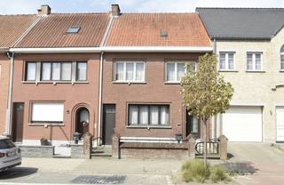 Ontdek deze charmante woning uit 1954, gelegen in het rustige en groene Bazel. Met een zee aan ruimte, een praktische indeling en <strong>een enorme tuin</strong> biedt deze woning tal van mogelijkheden voor wie op zoek is naar een renovatieproject met potentieel.<br /><br />Via de inkomhal komen we in de leefruimte die verdeeld is in twee compartimenten en toegang biedt tot de keuken. Aansluitend vinden we een berging/wasplaats en een veranda die uitgeeft op het terras en de tuin. Dankzij <strong>de handige zij-ingang</strong> is de woning ook praktisch bereikbaar voor fietsen, vuilbakken of gasten bij een gezellige tuinbarbecue.<br /><br />Op de eerste verdieping bevinden zich <strong>drie slaapkamers</strong> en de badkamer. De vaste trap leidt naar<strong> de zolderkamer</strong> die kan ingericht worden als één grote of zelfs twee aparte kamers. De woning beschikt bovendien over een droge kelder. Verwarming via kachels en houten ramen met enkel glas. De ramen op de eerste verdieping aan de westkant werden reeds voorzien van dubbel glas.<br /><br />De gigantische tuin is een absolute troef voor wie houdt van groen, rust en buitenleven.<br /><br />Bron bewoonbare oppervlakte : EPC - certificaat<br />Renovatieverplichting residentiële gebouwen van toepassing. Meer info: https://www.vlaanderen.be/een-huis-of-appartement-kopen/renovatieverplichting-voor-residentiele-gebouwen<br /><br />Ben je op zoek naar een woning met karakter, ruimte en veel mogelijkheden?<br />Contacteer ons vandaag nog voor een bezoek! 03/775.78.79<br />Ben je ook van plan jouw eigendom te verkopen? Maak een afspraak voor een gratis schatting, wij maken er samen een succesverhaal van.