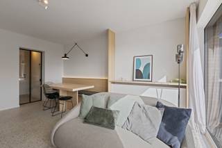 Koksijde : Op het gezellige Zouavenplein in Koksijde bevindt zich dit prachtig gerenoveerde appartement van 60 m² met twee slaapkamers. Het appartement werd volledig vernieuwd met oog voor detail en straalt een moderne, frisse sfeer uit. De lichtrijke leefruimte sluit naadloos aan bij de open en volledig ingerichte keuken, terwijl de slaapkamers voldoende ruimte en comfort bieden. De badkamer werd stijlvol afgewerkt met een eigentijdse inrichting. Dankzij de centrale en toch rustige ligging geniet je hier van de perfecte combinatie van gezellig wonen en de nabijheid van zee, strand, winkels en openbaar vervoer. Ideaal als vaste woonst, tweede verblijf of slimme investering.<br /><br />Troeven :
<ul><li>Centrale ligging! </li><li>Top afwerking! </li><li>Nabij de zeedijk! </li></ul>
<br />Meer informatie? Contacteer ons op 058 51 23 23 of op christian@eraservimo.be