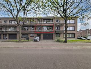 In een aangename en rustige wijk te Mortsel vinden we dit ruim en praktisch ingedeeld appartement met 2 (mogelijkheid tot 3) slaapkamers...
