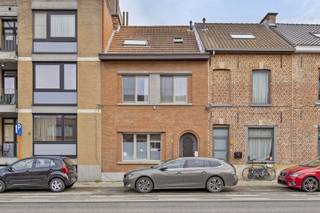 <p>Op de Naamsesteenweg bieden we u een woonhuis aan. Het pand is centraal gelegen, Vlakbij de Leuvense binnenstad en het station van Heverlee, het Heilig Hartinstituut, UCLL campus Proximus, KU Leuven campus Arenberg, Imec, winkels, openbaar vervoer .....</p><p>Dit pand omvat op heden een Handelsgelijkvloers, een gemeubeld duplex appartement. Gemeenschappelijk is er een fietsenstalling (via een achteringang), berging, huisvuilsorteerplaats en technische ruimte. Voor 1 wagen is er een garagebox voorzien, deze is gelegen in de Groenstraat aan de achterzijde van het pand ter hoogte van nummer 253 in residentie "Idefix", het pand is vooraan en achteraan te betreden. Deze garage is optioneel aan te kopen.</p><p>Het pand werd volledig gerenoveerd en beschikt over een mooi EPC A-label.<br />Interesse? Vraag meer info of plan uw bezoek, neem contact op via mail jacky@connect-immo.be of bel 0495 53 46 49.</p><p>EPC 84 kWh/m² - Label A - UC: 2856541<br />Wg-Gdv-Gvkr-Gvv</p>