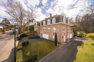 Elegantie en licht - Uitzonderlijk rapportgebouw aan de poorten van het bos van Soignes Ontdek dit luxe villa-appartement met lift, gelegen op een...