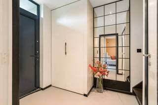 Deze hippe woning is erg tof gelegen in een gezellige, rustige wijk vlakbij het centrum van Berendrecht. U vindt scholen, winkels en openbaar vervoer allemaal in de nabije omgeving terug. Dit huis werd de afgelopen jaren netjes opgefrist waardoor het momenteel geniet van een toffe, tijdloze look. Daarnaast werden verschillende energetische verbeteringen uitgevoerd, waaronder een vernieuwd dak, een nieuwe cv-ketel en het plaatsen van 16 zonnepanelen. Dankzij deze investeringen beschikt de woning over een gunstig EPC-label A. U komt binnen via een aparte inkomhal op strakke gietvloer met ingemaakte kasten en een gastentoilet met handenwassertje. Van hieruit heeft u toegang tot de grote, lichte leefruimte met open keuken en aansluitend een praktische berging. De trap in de inkomhal leidt naar de bovenverdieping, waar zich 3 ruime slaapkamers en de recente badkamer met douche, toilet en dubbele wastafel met meubel en spiegelkast bevinden. Een wenteltrap leidt u vanuit de 2 slaapkamer naar de netjes afgewerkte zolder, dewelke prima kan dienen als 4e slaapkamer. Om deze verdieping optimaal te kunnen benutten, bestaat de mogelijkheid om een volwaardige vaste trap te voorzien. De huidige eigenaars troffen hiervoor reeds de nodige voorbereidende werken, waarbij een gedeelte van de betonnen vloer werd verwijderd. In de 2e slaapkamer zou dan een gedeelte van de kamer worden ingericht als halletje, terwijl er nog steeds voldoende ruimte overblijft voor een volwaardige slaapkamer. Het perceel heeft een totale oppervlakte van 182m². Het knusse tuintje is volledig omsloten en werd voorzien van kunstgras en een mooi, groot overdekt terras. U kan hier in alle beslotenheid van de buitenlucht genieten. Helemaal achteraan is de garage gelegen, te voet bereikbaar vanuit de tuin, met de auto via de inrit om het hoekje. 