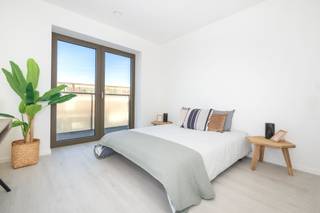 <p><span><strong>VILVOORDE</strong></span> - Dit appartement met 2 slaapkamers uit het project Waterzicht biedt een unieke leefomgeving aan het water, in de nieuwe wijk 4 Fonteinen. Het is ontworpen om aan de behoeften van gezinnen te voldoen en biedt royale volumes, een functionele indeling en een aangename leefomgeving in de directe omgeving van Brussel.</p>
<p>De zonnige woonkamer met open keuken komt uit op een privéterras, dat een echte verlenging van de leefruimte vormt. De twee slaapkamers zijn goed geproportioneerd en kunnen flexibel worden ingericht. Ze worden aangevuld met een elegante badkamer en hoogwaardige voorzieningen.</p>
<p>Dankzij de vloerverwarming, het dubbele ventilatiesysteem en de hoge energieprestaties garandeert het appartement duurzaam comfort en beheersbare kosten. De verzorgde gemeenschappelijke ruimtes, de gedeelde tuinen en de nabijheid van het openbaar vervoer versterken de aantrekkelijkheid van het pand.</p>
<p>Afhankelijk van de mogelijke keuzes, geleverd bij de akte of met de mogelijkheid om de woning te personaliseren door uw afwerkingen te kiezen, en verkocht met de mogelijkheid om te profiteren van 6% btw, biedt dit appartement met twee slaapkamers een zeldzame kans om u te vestigen in een wijk in volle ontwikkeling, die levenskwaliteit en uitstekende bereikbaarheid combineert.</p>
<p>De oppervlakten worden ter indicatie gegeven. Neem contact met ons op voor meer informatie.</p>