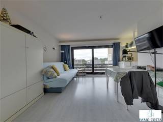 Deze instapklare studio aan de achterzijde van de Zeedijk 220 in Middelkerke biedt rust en comfort op een toplocatie. Geniet volop van de zon op...