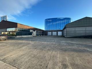 Op een uitstekende en strategische locatie, vlak bij het UZ Gent en het Artevelde voetbalstadion, bieden wij deze ruime werkplaats/atelierruimte...