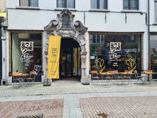 Deze prachtige ruimte is gelegen op de populaire Melkmarkt, vlakbij de Groenplaats, Eiermarkt en de hoofdwinkelstraat Meir. De winkel is +/-...