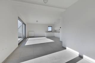 <p>Modern duplex appartement in Willebroek met veel lichtinval en een interessante ligging.</p><p><br /></p><p>Dit lichtrijke appartement combineert een praktische indeling met het comfort van een duplex appartement. Dankzij de grote raampartijen geniet de leefruimte van een aangename natuurlijke lichtinval doorheen de dag. De centrale ligging in Willebroek zorgt voor een vlotte verbinding naar winkels, openbaar vervoer en invalswegen. Met drie slaapkamers, twee terrassen en een energiezuinig EPC-label B vormt dit appartement een interessante keuze voor wie comfortabel en energiezuinig wil wonen. Gemeenschappelijke kosten bedragen ongeveer 110 euro/maand. Voor de collectieve verwarming en water wordt er maandelijks een voorschot gevraagd van 115 euro met een jaarlijkse afrekening.</p><p><br /></p><p><span>Een ondergrondse parkeerplaats (€18.000) en kelder van</span> 5m²<span> (€5000) kunnen mee aangekocht worden.</span></p><p><br /></p><p>Belangrijkste ruimtes:</p><p>• Inkomhal met vlotte toegang tot de verschillende ruimtes.</p><p>• Lichtrijke woonkamer met aangename leefruimte.</p><p>• Functionele keuken met praktische indeling.</p><p>• Badkamer uitgerust voor dagelijks comfort.</p><p>• Apart toilet.</p><p>• Drie volwaardige slaapkamers.</p><p>• Twee terrassen om buiten te genieten.</p><p>• Handige berging met extra opslagruimte.</p><p><br /></p><p>Troeven:</p><p>• Interessante ligging in Willebroek nabij voorzieningen en verbindingswegen.</p><p>• Lichtrijk duplex appartement met aangename leefruimtes.</p><p>• EPC-label B voor energiezuiniger wonen.</p><p><br /></p><p>Neem vandaag nog contact op met je ERA-makelaar voor een bezoek.</p><p><br /></p><p>JOUW DROOMAPPARTEMENT. ZO GEVONDEN!</p>