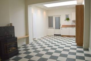 Welkom bij deze unieke stadswoning, een verborgen parel in het bruisende centrum van de stad. Deze prachtige woning biedt alle voordelen van het stadsleven, met alle voorzieningen, winkels, restaurants en culturele hotspots binnen handbereik. Geniet van alle voordelen van het wonen in het hart van de stad. <br /><br />Indeling als volgt:<br />Inkomhal, bureauruimte, toilet, gezellige leefruimte met aansluitend de open keuken die volledig uitgerust is (inductiekookplaat, oven, vaatwasser, inbouwfrigo én -diepvries). Verder is er nog een ruime en droge kelder aanwezig. <br /><br />Op de eerste verdieping is er de eerste slaapkamer en de vernieuwde badkamer met douche, 2 lavabo's en toilet. <br />Op de tweede verdieping is er een 2de slaapkamer voorzien die te bereiken is met een vaste trap. <br /><br />Tot slot is er nog een overdekte koer. De aansluiting voor de wasmachine is voorzien op de eerste verdieping naast de badkamer.<br />Er is voldoende parkeergelegenheid in de straat.<br /><br />Bent u op zoek naar een woning op een toplocatie in de stad? Aarzel dan niet om een afspraak in te plannen voor een bezichtiging.<br /><br />Beschikbaarheid: 01/01/2027<br />Huurprijs: 850 EUR/maand<br />Adres: Slachthuisstraat 8, 8500 Kortrijk<br />Onze referentie: DEV5242