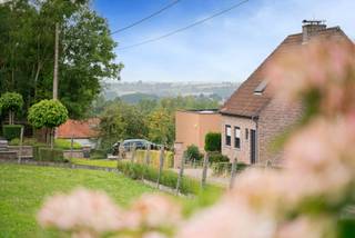 Deze solide woning, gebouwd in 1962, ligt op een rustige locatie in Horebeke en biedt een prachtig uitzicht over de omliggende groene omgeving.Op het...