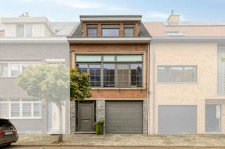 Op zoek naar een ruime en uitstekend onderhouden huis te koop in Merksem? Deze instapklare woning in een rustige, doodlopende straat achter de levendige Bredabaan biedt enorm veel lichtinval, ruimte en comfort. Dankzij diverse grondige renovaties over de afgelopen jaren, combineert dit vastgoed hedendaags wooncomfort met een charmante uitstraling.<br /><br />Bij het betreden van het pand komt u in een ruime, lichtrijke inkomhal. Op de gelijkvloerse verdieping bevindt zich een gastentoilet met aansluiting voor een wasmachine of handenwasser, een eerste slaapkamer van ca. 11 m² en een ruime garage met extra hoge sectionale poort, ideaal voor grotere voertuigen. Tevens is er via de hal toegang tot de bruikbare kelder. Via de hal of de slaapkamer bereikt u de gezellige, zonnige tuin waar u geniet van veel privacy en een aangenaam terras met elektrische zonneluifel.<br /><br />Op de eerste verdieping leidt een glazen deur naar een gezellige leefruimte en een volledig uitgeruste, kwalitatieve keuken. Grote raampartijen zorgen hier voor een fantastische lichtinval. Daarnaast is er op deze verdieping een eerste verzorgde, volledig betegelde badkamer met ligbad, lavabo, toilet en ingemaakte kasten. De tweede verdieping telt nog eens twee volwaardige slaapkamers van ca. 13 en 11 m², een apart toilet en een tweede vernieuwde badkamer met moderne inloopdouche. De bovengelegen zolderverdieping is net volledig afgewerkt tot een karaktervolle extra kamer met authentieke houten balken en ingemaakte kasten.<br /> <br />Bijzonderheden:<br />- Energiezuinig met een EPC label B<br />- Gerenoveerd doorheen de jaren: ramen, daken, cv-leidingen en -radiatoren, binnendeuren, ketel, afwerking zolder, keuken, badkamers, ...<br />- Ruime garage met extra hoge sectionale poort<br />- Toplocatie in een rustige, doodlopende straat<br /><br />De ligging van dit huis in Merksem is een absolute troef. Op wandelafstand vindt u winkels, scholen en openbaar vervoer (bus en tram). Bovendien bevindt het groene Fort van Merksem zich in de nabije omgeving, perfect voor een ontspannende wandeling. Wie een kwalitatieve woning wil kopen in Merksem woont hier op een centrale en toch bijzonder rustige plek.<br /><br />Bent u geïnteresseerd om dit vastgoed te kopen in Merksem? Aarzel dan niet om ons te contacteren. Het Dewaele vastgoedkantoor van Merksem te Lambrechtshoekenlaan 183 staat graag tot uw dienst. Had u graag een gratis schatting van uw eigendom via ons immokantoor? Bel ons voor een vrijblijvend gesprek of mail naar maxime.weyler@dewaele.com.<br /><br />Bestuursmaatregelen in het maatregelenregister: nee
