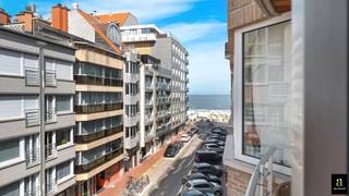 Mooi vakantieappartement uitstekend gelegen in het centrum van het Zoute, dit op enkele passen van het Driehoeksplein in een zijstraat van de...