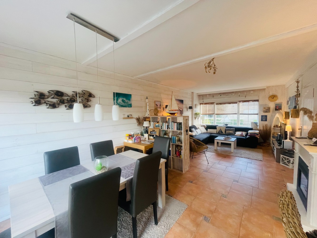 Zeebrugge à 50 mètres de la mer Maison très charmante entièrement rénovée avec 5 chambres à coucher, 3 salles de bains et 3 terrasses. Atout majeur : 2 places de parking et un grand garage. Comprend une allée pour 2 voitures en enfilade, un grand garage, - foto 3