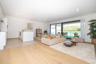 <p><span><strong>VILVOORDE</strong></span> - Dit appartement met 3 slaapkamers ligt in de fase Waterzicht en biedt royale volumes en een ideale indeling voor een gezinsleven. Het maakt deel uit van het grootschalige project 4 Fonteinen en ligt in een rustige, groene en autovrije omgeving, maar toch dicht bij Brussel.</p>
<p>De ruime woonkamer met open keuken vormt een gezellige leefruimte, die wordt verlengd door een privéterras met uitzicht op het water of de gemeenschappelijke tuinen. De drie slaapkamers bieden comfort en privacy, allemaal met duurzame materialen en een eigentijdse afwerking.</p>
<p>De woning is uitgerust met vloerverwarming, dubbele ventilatie en uitstekende isolatie, wat het hele jaar door optimaal comfort garandeert.</p>
<p>Afhankelijk van de mogelijke keuzes, wordt het appartement opgeleverd of kunt u het personaliseren door uw afwerking te kiezen. Het wordt verkocht met de mogelijkheid om te profiteren van 6% btw. Dit appartement met 3 slaapkamers is een zeldzame kans om u te vestigen in een wijk in volle ontwikkeling, die levenskwaliteit en uitstekende bereikbaarheid combineert.</p>
<p>De oppervlakten zijn indicatief. Neem contact met ons op voor meer informatie.</p>