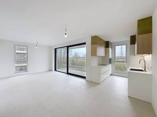 « Nexuss » est un nouveau projet de construction durable à Schelle, avec 64 unités résidentielles et un espace commercial. Avec des appartements, des duplex et des maisons avec lits superposés d'une à quatre chambres, vous avez un large choix. Le projet écologique et moderne bénéficie d'une situation très centrale, avec toutes les installations nécessaires à proximité et à une courte distance des grandes villes telles qu'Anvers, Malines et Saint-Nicolas.Les principaux points forts du projet « Nexuss » sont les suivants :- Normes BEN : niveau E 20- Panneaux solaires, individuellement par appartement- Chauffage au sol, par pompe à chaleur, et sèche-serviettes électrique- Système de ventilation de type D- De belles terrasses - Espace de stationnement souterrain et rangement- Architecture moderne et écologique- Orienté vers l'avenir grâce à des matériaux durables et économes en énergieCet appartement de 2 chambres d'environ 87 m² est situé au Provinciale Steenweg 423 à Schelle.Disposition de l'appartement :- Hall d'entrée- Rangement- Toilette- Salle de bain- Salon avec cuisine- 2 chambres- TerrasseLes travaux ont déjà commencé et devraient être achevés fin 2025.Vous voulez en savoir plus sur ce beau projet ? N'hésitez pas à nous contacter !