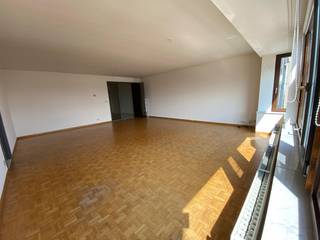 Prachtig appartement gelegen aan de visserskaai met een uniek zicht op het havenverkeer. Het appartement heeft een oppervlakte van 125m². Ruime lichtrijke living met een mooi eiken parket. Volledig ingerichte keuken met aansluitend een berging. Grote inkomhall met marmeren vloer en inbouwkasten. Er zijn twee slaapkamers met een terras gelegen aan de achterkant, hier heb je ook een mooi open zicht op de Sint Petrus en Pauluskerk, heel veel zon. De badkamer is mooi afgewerkt met een ligbad en een douche, dubbele lavabomeubel. U bent vlak aan het strand, station en het centrum. Het appartement is vrij vanaf 01/10/2026. Het maandelijks bedrag voor de algemene delen komt om € 100 forfait. De nutsvoorzieningen zijn individueel. Kom gerust dit pareltje bezoeken.