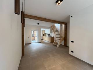 Deze woning is gelegen nabij het station van Ieper, op een boogscheut van openbaar vervoer, scholen, lokale handelaars en de Grote Markt van Ieper. <br />De woning is op het gelijkvloers voorzien van een inkomhal, een eet- en zithoek, een volledig uitgeruste keuken, een berging/wasplaats en een badkamer. <br />Op de eerste verdieping situeert zich de nachthal en 2 volwaardige slaapkamers voorzien van inbouwkasten. <br />Verder is er een kleine koertje aanwezig. Ook werd de woning reeds geschilderd, voorzien van lichtarmaturen, raamdecoratie en zonnepanelen alsook is er in de kamers airco aanwezig. De benedenverdieping is verwarmd met vloerverwarming op aardgas. <br /><br />De woning is beschikbaar vanaf 01/07/2026.