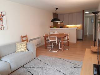 Dit ruime , recentelijk gerenoveerd appartement kan u terugvinden in het hartje van Oostduinkerke - Bad op 50 meter van zee en winkels ...