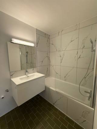 <p><span>Lichtrijk 2-slaapkamer appartement met terras in centrum Mechelen</span></p><p><span>Dit aangename en lichtrijke appartement op de vijfde verdieping biedt comfortabel wonen in het hart van Mechelen. Dankzij de lift bereik je het appartement moeiteloos.</span></p><p><span>Via de inkomhal krijg je toegang tot alle ruimtes: een ruime en lichtrijke leefruimte met parketvloer, een aparte keuken, twee volwaardige slaapkamers, een apart gastentoilet en een badkamer met douche in bad. Het terras biedt een praktische buitenruimte, ideaal voor wie toch graag even naar buiten wil kunnen.</span></p><p><span>De buurt staat bekend om haar centrale ligging met tal van winkels, gezellige horecazaken en dagelijkse voorzieningen op wandelafstand ideaal voor wie houdt van stadsleven met alle comfort binnen handbereik.</span></p><p><span>Verder beschikt het appartement over een gunstig EPC-attest en een gemeenschappelijke fietsenberging.</span></p><p><span>De maandelijkse gemeenschappelijke kosten bedragen €180, inclusief verbruik van water en centrale verwarming. <br /><br /><br /></span></p>