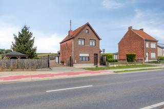 <p><strong>Bekkevoort: vrijstaande woning met loods en veel potentieel</strong></p>
<p>Rust, ruimte en mogelijkheden komen samen in deze vrijstaande woning in Bekkevoort. De woning is gelegen op een mooie, rustige locatie en geniet vanuit de tuin en verschillende ruimtes van een open en weids uitzicht over de omliggende omgeving. Een ligging die het landelijk karakter van de woning extra in de verf zet, terwijl het centrum van Bekkevoort en belangrijke verbindingswegen vlot bereikbaar zijn.<br /><br />De woning biedt dankzij de bestaande indeling, de ruime tuin en de grote loods/hangar heel wat mogelijkheden.<br /><br />Ook de ligging is een belangrijke troef. Je woont hier in een rustige, groene omgeving, op fietsafstand van het centrum van Bekkevoort, terwijl je dankzij de nabijheid van de E314 een vlotte verbinding hebt naar Diest en omliggende gemeenten.</p>
<p><strong>Indeling:</strong></p>
<ul><li><strong>Kelder:</strong> kelderruimte.</li><li><strong>Gelijkvloers:</strong> inkomhal, woonkamer, keuken, badkamer, gastentoilet, wasplaats, berging, veranda en garagebox.</li><li><strong>Eerste verdieping:</strong> nachthal en 2 slaapkamers.</li><li><strong>Zolder:</strong> opbergruimte met mogelijkheid tot het creëren van een extra slaapkamer.</li></ul>
<p><strong>Troeven:</strong></p>
<ul><li>Vrijstaande woning met veel renovatie- en uitbreidingsmogelijkheden</li><li>Ruime loods/hangar in de tuin</li><li>Op fietsafstand van het centrum van Bekkevoort en nabij de E314</li></ul>
<p><strong>NOTA:</strong> Een aantal foto's werd digitaal leeggemaakt om de ruimtes beter in beeld te brengen. Daarnaast werden enkele renders toegevoegd. Deze renders zijn uitsluitend ter illustratie en geven een indicatie van de mogelijkheden.</p>
<p><strong>JOUW DROOMWONING. ZO GEVONDEN!</strong></p>