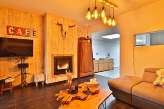 <p>Welkom in een woning waar ruimte, licht en zuidgerichte tuinbeleving hand in hand gaan!<br /><br />Op een zuidgericht perceel van 302 m² bevindt zich deze solide woning met een bewoonbare oppervlakte van ongeveer 175 m². Deze ruime gezinswoning combineert een praktische indeling met aangename leefruimtes en een zonnige, volledig omheinde tuin.<br /><br />Via de inkomhal op het <strong>gelijkvloers</strong> komt u in de leefruimte met de open en volledig uitgeruste keuken met kwalitatieve toestellen en veel kastruimte. De leefruimtes zijn bijzonder aangenaam en ruim: de gezellige zithoek met gashaard sluit mooi aan op de ruime living met lichtkoepels die voor veel natuurlijk licht zorgen. Aansluitend aan de leefruimte is er een praktische berging/wasruimte met spoelbak en voorziening voor wasmachine en droogkast. Verder is er een apart gastentoilet met handenwasser en achteraan bevindt zich een veranda met een mooi zicht op het terras en de tuin.Buiten geniet u van een ruim betegeld terras en een onderhoudsvriendelijke zuid-georiënteerde tuin die volledig omheind is. Achteraan is er een tuinhuis met een overdekt terras, ideaal voor een gezellige loungehoek.<br />Daarnaast beschikt de woning nog over een zij-inkom die perfect dienst kan doen als fietsenberging of extra bergruimte.<br /><br />Op de <strong>eerste verdieping</strong> bevinden zich twee ruime slaapkamers, beiden voorzien van ingemaakte kasten, evenals een badkamer met lavabomeubel, hangtoilet en ligbad met douche.<br /><br />Via de vaste trap bereikt u de <strong>zolderverdieping</strong>, waar een grote zolderkamer werd ingericht. Deze ruimte kan perfect dienen als derde slaapkamer en beschikt bovendien over extra bergruimte in een grote ingemaakte kast.<br /><br />Deze woning biedt veel ruimte en mogelijkheden, met een zonnige tuin en een aangename indeling.<br /><br />Graag laten wij u deze woning persoonlijk ontdekken. Neem gerust contact met ons op voor bijkomende informatie of een bezoek via verkoop@homevast.be of tel. 03 344 77 44.</p>