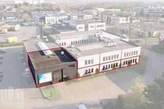 Uitstekend gelegen <strong>kantoorruimte van 344 m²</strong> te koop met visibiliteit vanaf de bedrijvige Pontbeeklaan aan de rand van Brussel (Zellik). Vlotte bereikbaarheid dankzij de nabijheid van de R0 en de E40. <br /><br />De <strong>kantoorruimtes</strong> bevinden zich in het kwalitatieve <strong>Sphere Business Park</strong> , het gebouw is opgebouwd uit een stevige betonstructuur met polybetonvloeren (3 T/m²) en is uitgerust met moderne technieken zoals TL/LED-verlichting, ventilatiesystemen, een warmtepomp en airco die zowel kan verwarmen als koelen. Verwarming gebeurt via een recente gasketel. Met maar liefst <strong>100 zonnepanelen</strong> en een energieneutraal op het 1ste verdiep.<br /><br />Naast functionele troeven zoals een lift, camerabewaking en <strong>15 parkeerplaatsen</strong>, beschikt het gebouw ook over een ruime, rustige binnentuin, een volledig uitgeruste fitness en een luxueuze keuken op de 1ste verdieping.<br /><br />De <strong>opslagruimte van 250 m²</strong> met een vrije hoogte van 6 m en geïsoleerd dak, ideaal voor diverse logistieke of bedrijfsmatige toepassingen. Opgetrokken in een solide betonstructuur met polybetonvloeren die een belasting tot 3 T/m² aankunnen, biedt deze ruimte de nodige stevigheid voor zowel zware als lichte opslag. Dankzij een grote lichtstraat en efficiënte LED-verlichting is de ruimte aangenaam verlicht, <strong>2 ruime sectionale poorten</strong> van 4 m B x 4,5 m H zorgen voor een vlotte toegang. Daarnaast is er ook nog een mezzanine van 60 m². <br /><br />Aarzel niet en contacteer<strong> PANORAMA B2B</strong> voor bijkomende inlichtingen, plannen of een plaatsbezoek <strong>0477 09 00 09</strong>.