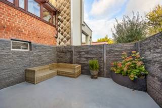 Woning, gerenoveerd met kleine tuin/terras.<br /><br /><strong>Indeling:</strong>
<ul>
<li>GLV: inkomhal, woonkamer met salon en kantoorhoek, moderne keuken met ruime eethoek, gastentoilet en washoek.</li>
<li>V1: 2 slaapkamers, badkamer.</li>
<li>V2: grote 3e slaapkamer.</li>
</ul>
<br /><strong>Bijzonderheden:</strong>
<ul>
<li>Verharde tuin, kelders </li>
<li>Hoge plafonds, moderne vloeren en afwerking, Vernieuwde ramen, etc.</li>
<li>Centrale ligging</li>
</ul>