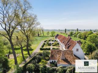 <p>Monumentale hoeve ’t Land van Belofte, op een uiterst goede ligging met een vlotte verbinding naar alle invalswegen richting de kust en het binnenland, zowel de industrieterreinen Waggelwater als Blauwe Toren zijn met de fiets bereikbaar op minder dan een kwartier. Het AZ Sint-Jan bereikt U op minder dan 10 minuten fietsen.<br />De perfect instapklare en tot de puntjes afgewerkte hoeve geniet daarenboven ook nog van prachtige vergezichten. Privacy heeft U dankzij de verborgen ligging en het terrein van bijna 2 hectare.<br /><br />Samenstelling: inkomhal met vestiaire en gastentoilet. Verschillende salons met prachtig zicht op de tuin. Longroom (eetplaats). Leefkeuken met zeer kwalitatieve toestellen. Mudroom. 4 slaapkamers. 3 Badkamers. Verschillende bergruimtes. Aansluitend op het woongedeelte is er nog een schuur van + 285 m² met tal van mogelijkheden. <br />In het verlengde van het hoofdgebouw staat een bijgebouw waar de mogelijkheden eindeloos mee zijn (garage, bureau, praktijk, guesthouse…). Buiten zijn er verschillende terrassen om maximaal van de zon te genieten.<br /><br />De historie en erfgoedwaarde van deze unieke hoeve: https://id.erfgoed.net/erfgoedobjecten/57847<br /><br />Neem zeker contact op met al uw vragen of om uw afspraak (7/7) vast te leggen: 0478 93 72 00 of maxime@maelsteen.be</p>