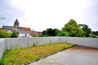 Deze ruime casco loft bevindt zich op wandelafstand van het bruisende stadscentrum van Oudenaarde. Dankzij deze centrale ligging geniet u van een rustige woonomgeving met alle voorzieningen binnen handbereik.<br /><br />De loft is verdeeld over twee verdiepingen en biedt u als koper de unieke kans om het geheel volledig naar eigen smaak en stijl in te richten. Op de eerste verdieping is er ruimte voorzien voor een ruime keuken die aansluit op de lichtrijke leefruimte. De grote glaspartijen zorgen voor een aangename connectie met het <strong>ruime terras (28 m²)</strong> met deels groendak, waar u kan genieten van een <strong>prachtig uitzicht op Pamelekerk</strong>. Verder beschikt deze verdieping over een praktische berging en een apart toilet.<br /><br />Op de bovenverdieping is er plaats voor <strong>drie volwaardige slaapkamers</strong>, een nachthal, een badkamer en een afzonderlijk toilet, wat zorgt voor optimaal wooncomfort.<br />Als extra troef beschikt het pand over een inpandige carport.<br /><br />Meer info? Contacteer Kyamo De Smet: 0479 06 13 71
