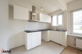 Inkomhal; apart toilet; leefruimte met open keuken met kasten, kookplaat, dampkap en ruimte voor een eigen koelkast en vaatwasser; badkamer...