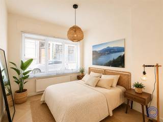 <p><span>Informatie appartement</span></p><p><span>Dit uiterst gezellige en volledig gerenoveerde appartement bevindt zich op de gelijkvloerse verdieping van een prachtig Art Deco-gebouw, midden in de gegeerde Universiteitsbuurt van Antwerpen. U komt binnen in een ruime en lichtrijke leefruimte met een stijlvolle, lichtkleurige visgraatvloer. De open keuken is volledig uitgerust met een grote koelkast met aparte vriezer, oven, inductiekookplaat, dampkap, matzwarte spoelbak en kraan, en veel opbergruimte. De ruime slaapkamer van circa 12 m² is eveneens afgewerkt met een visgraatvloer. De moderne badkamer beschikt over een regendouche, houten lavabomeubel, verlichte spiegel, toilet en handdoekradiator. Daarnaast zijn er een gemeenschappelijke fietsenstalling en een afvallokaal. Het volledige gebouw, met solide betonnen constructie, werd gerenoveerd en omvat 10 appartementen en een kelder. Gas en elektriciteit worden individueel gemeten. Water is collectief met tussenmeters. De vaste kosten worden laag ingeschat op circa 30 per maand, mede dankzij de afwezigheid van een lift. Een ideale keuze als eigen woning, studentenverblijf of opbrengsteigendom, met winkels, supermarkten, cafés en restaurants op wandelafstand. Op 29 juli wordt een kijkdag georganiseerd. De verkoper zal uiterlijk binnen vijf dagen na de kijkdag antwoorden op de ontvangen biedingen. </span></p><p><span>Indeling</span></p><ul><li><span>Ongelofelijk lichtrijke leefruimte voorzien van een knappe visgraat vloer, met aansluitend open keuken. </span></li><li><span>Volledig uitgeruste, open keuken voorzien van een ijskast met aparte diepvries, grote oven, inductie kookvuur met dampkap en spoelbak met kraan in mat zwarte uitvoering.</span></li><li><span>De badkamer, in mat zwarte uitvoering, is voorzien van een ruime regendouche met handdouche, lavabomeubel met verlichte spiegel, handdoekradiator en een hangtoilet.</span></li><li><span>Ruime slaapkamer ca. 12m².</span></li><li><span>In de kelder is er een privatieve berging inbegrepen in de aankoopprijs.</span></li></ul><p><span> </span></p><p><span>Renovatiewerken</span></p><ul><li><span>Nieuwe keuken en badkamer;</span></li><li><span>Vernieuwde elektrische en sanitaire installaties;</span></li><li><span>Bezetten en schilderen muren;</span></li><li><span>Plaatsing nieuwe vloeren;</span></li></ul><p><span> </span></p><p><span>Extra's</span></p><ul><li><span>Aandeel basisakte ten bedrage van 850 euro t.l.v. de koper.</span></li></ul><p><span> </span></p><p><span>Algemene informatie</span></p><ul><li><span>Algemene kosten: nog niet vastgesteld - door eigenaars te regelen. Geschat op 30 euro/maand + afrekening water via tussenmeters.</span></li><li><span>Privatieve meter voor elektriciteit en gas. </span></li><li><span>Collectieve meter voor water met tussenmeters.</span></li></ul><p><span> </span></p><ul><li><span>EPC: label B (geen renovatieplicht)!</span></li><li><span>Asbestattest: Veilig.</span></li><li><span>Elektrische keuring: in aanvraag.</span></li></ul><p><span> </span></p><p><span>Gebouw</span></p><ul><li><span>Het appartementsgebouw is een betonnen constructie bestaande uit een kelder, gelijkvloers en 4 verdiepingen met telkens 2 appartementen.</span></li><li><span>Dak geïsoleerd conform norm 2050!</span></li><li><span>Geen lift aanwezig.</span></li><li><span>Parlofoon aanwezig.</span></li></ul><p><span> </span></p><p><span>Ligging</span></p><ul><li><span>Uiterst gunstige ligging in de Universiteitsbuurt in centrum Antwerpen.</span></li><li><span>Verschillende universiteiten en hoge scholen op wandel- en fietsafstand.</span></li><li><span>Toffe winkeltjes, gezellige barretjes, restaurants en supermarkten op wandelafstand!</span></li><li><span>MOBISCORE: 9,3/10!</span></li></ul><p><span> </span></p><p><span>Kijkdag 29 juli vanaf 18:00u</span></p><p><span>Geïnteresseerde kandidaten kunnen een bod uitbrengen vanaf de instelprijs van 239.000 euro, waarna de verkoper elk bod grondig en weloverwogen zal bekijken.</span></p><p><span>Het kantoor brengt de kandidaten uiterlijk 3 dagen na de kijkdag op de hoogte van de beslissing of verdere stappen.</span></p><p><span> </span></p><p><span> </span></p><p><span>* De informatie in deze prospect is ter informatieve titel: de kandidaat-kopers moeten hun eigen zaak maken van het verkrijgen, controleren en interpreteren van deze informatie.</span></p>