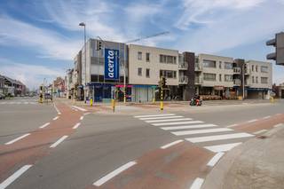 In Kortrijk bevindt zich deze omvangrijke en performante opbrengsteigendom, bestaande uit 12 appartementen en 2 handelspanden, aangevuld met 18 ondergrondse autostaanplaatsen, 2 garages, privatieve kelderbergingen en een fietsenstalling. Het gebouw werd opgericht in 2006 en beschikt over gunstige EPC-waarden, wat bijdraagt aan de duurzaamheid en toekomstbestendigheid van de investering.De volledige site is vandaag verhuurd en genereert een jaarlijkse huuropbrengst van € 228.744, wat resulteert in een bruto rendement van 5,79% op de vraagprijs. Dankzij de schaalgrootte en de mix van residentiële en commerciële entiteiten is er sprake van een mooie risicospreiding.De ligging combineert een goede visibiliteit met een vlotte bereikbaarheid naar het centrum en de belangrijkste invalswegen, wat zowel voor residentiële als commerciële huurders een duidelijke meerwaarde vormt.Een bijkomende troef is het aanwezige optimalisatiepotentieel: één van de commerciële huurders (Acerta) gaf recent opzeg, wat opportuniteiten creëert naar herinvulling aan marktconforme voorwaarden. Bovendien bestaat, onder voorwaarden, de mogelijkheid om een extra bouwlaag te realiseren, wat perspectief biedt op verdere waardecreatie op middellange termijn.Kortom, een solide en schaalbare investering met directe inkomsten, beperkte leegstand en duidelijke opportuniteiten naar optimalisatie en groei.Meer info via Matthias Vanneste op 0479 67 68 48EPC: AEPC KNR: CBestuursmaatregelen in het maatregelenregister: nee