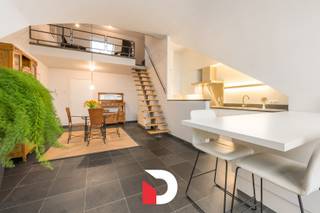 Maak kennis met dit volledig instapklare dakappartement die uiterst kwalitatief werd afgewerkt en doorheen de jaren tot in de puntjes...