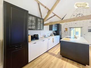 Prachtig gerenoveerd centraal gelegen pand voor gemengd gebruik – opbrengsteigendom met 3 verhuurde unitsIn het hart van Malle bevindt zich dit...