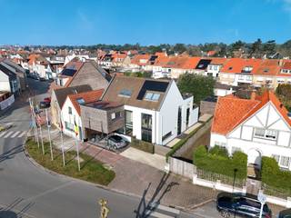 Prachtige recente koppelvilla met hedendaagse architectuur gelegen te oud Knokke. Indeling: Inkomhal met vestiaire en toilet. Ruime eetkamer met open volledig geïnstalleerde keuken (Miele toestellen) met toegang tot het terras en zonnige tuin. Berging/wasplaats. Gezellige en lichtrijke woonkamer. Praktische berging. Op de eerste verdieping: Master bedroom met dressing en aansluitende douchekamer (dubbele lavabo en douche). Tweede ruime slaapkamer. Afzonderlijke douchekamer (dubbele lavabo, douche en toilet). Op verdiep 2: 3de ruime slaapkamer. Technische berging. Ruime garage voor één wagen (oplaadpunt elektrische wagen) en fietsen. Parkeermogelijkheid voor 3 wagens. Vloerverwarming, smeedijzeren wanden, zonnepanelen, laadpaal, airco, alarm, ... Prijs-kwaliteit, zeker één van onze favorieten.
